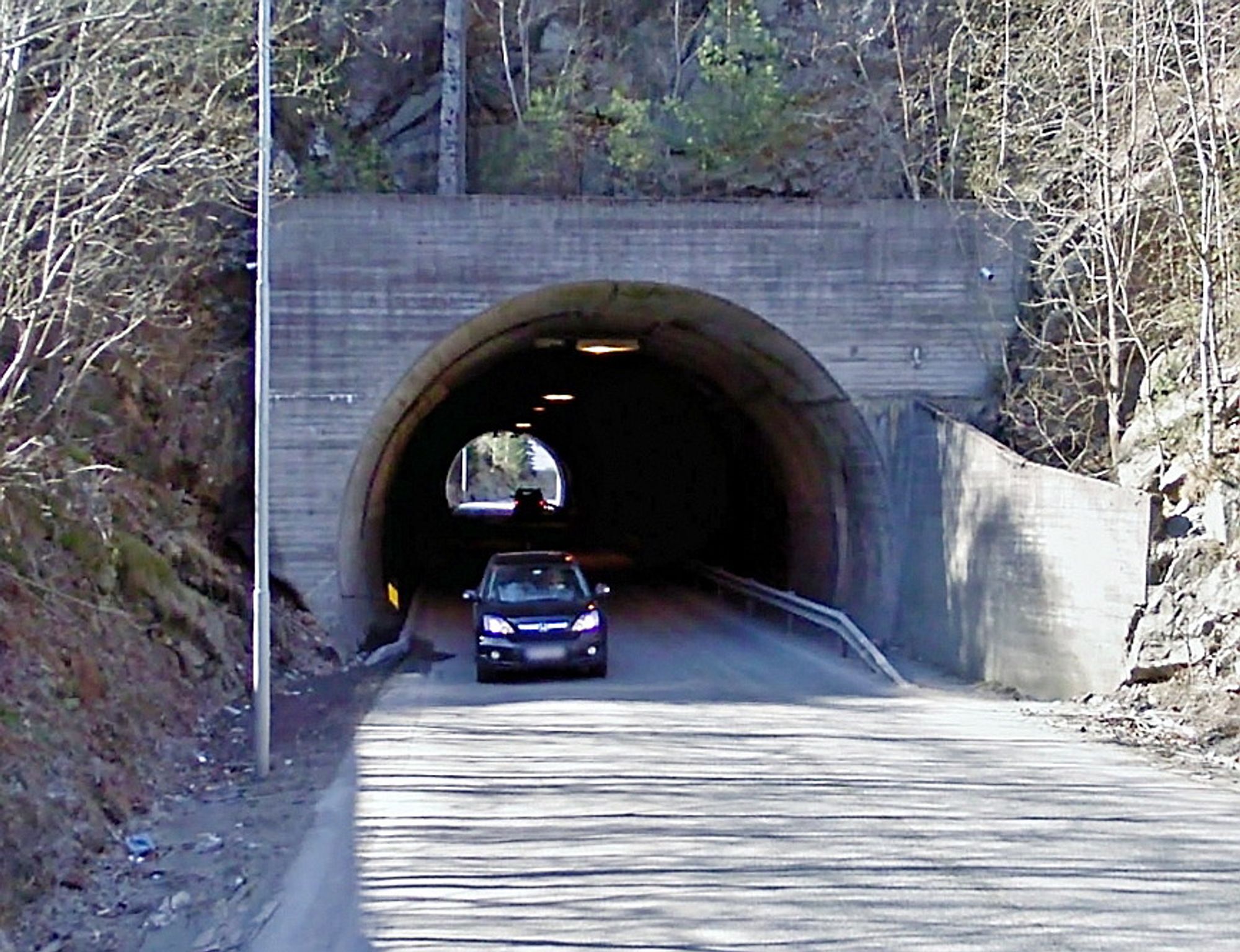 Denne tunnelen tilfredsstiller ikke tidens krav. En parallell tunnel er lyst om totalentreprise med 18. august som frist. (Foto: Google)