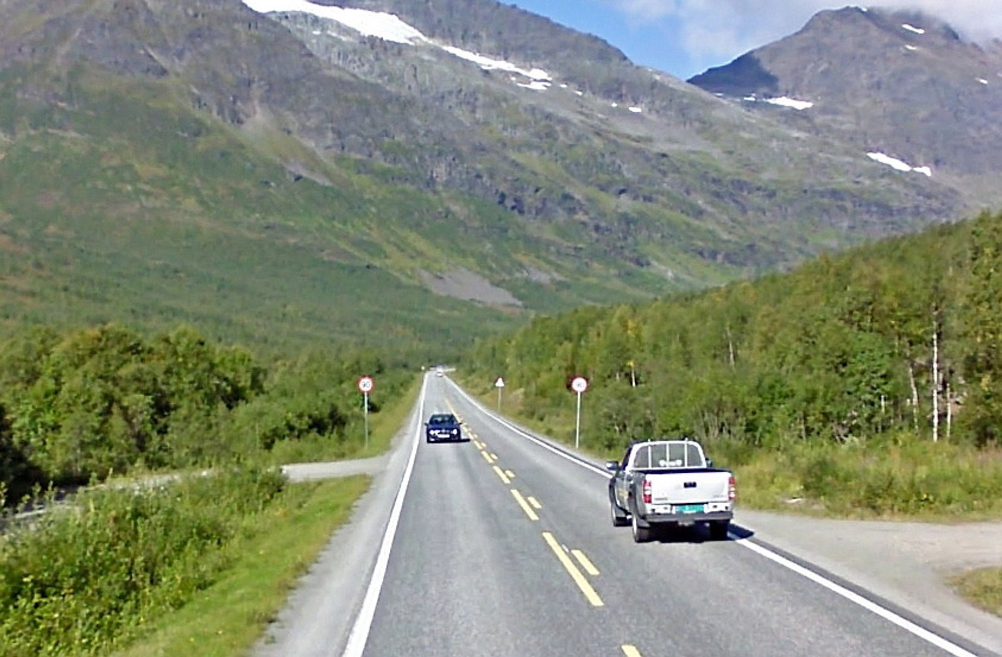På E 8 gjennom Lavangsdalen har det skjedd mange alvorlige ulykker. Kåre Isaksen fra Tromsø ligger godt an til å få jobben med å gjøre den sikrere. (Foto: Google)