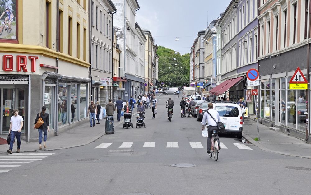 Myke trafikanter dominerer allerede gatebildet i store deler av Torggata, men forholdene er ikke tilrettelagt for dem. De som vil gjøre noe med det, må gi anbud innen 15. august. (Foto: Anders Haakonsen)