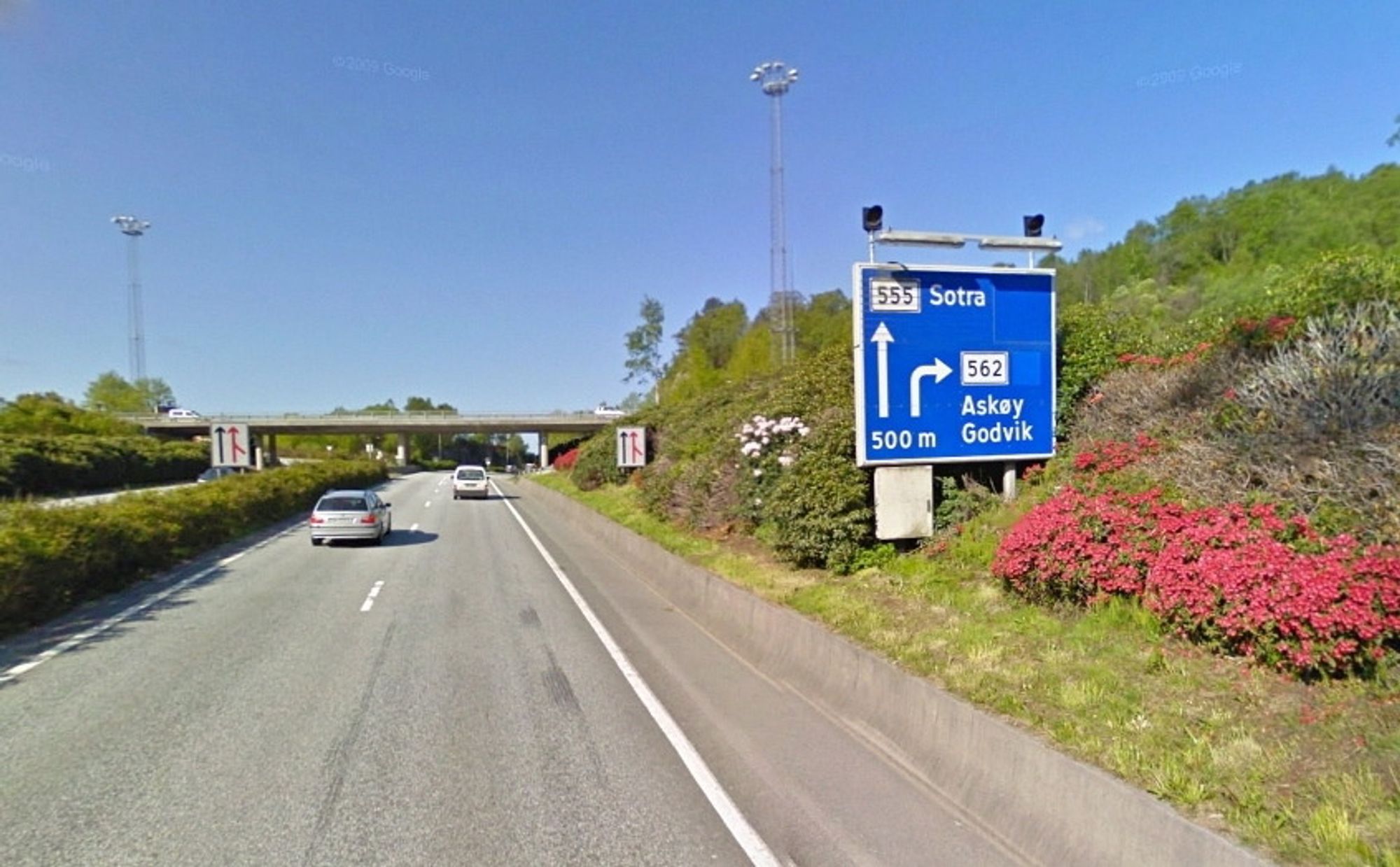 Parklignende grøntanlegg finnes det mye av langs vegene i og rundt Bergen. Bildet viser riksveg 555, også kjent som Sotraveien. (Foto: Google)