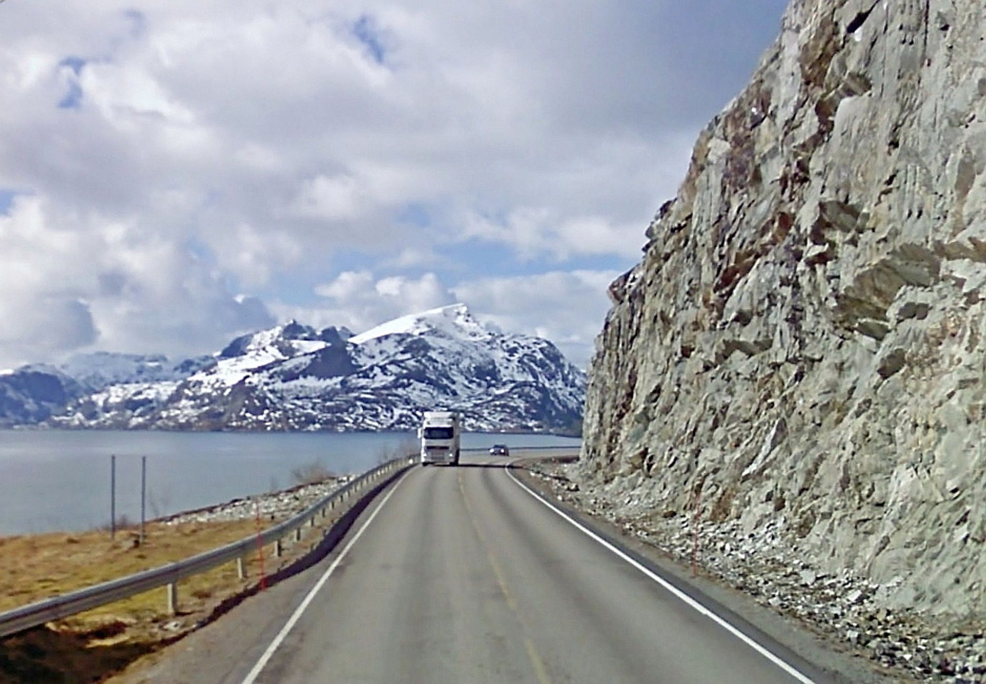 Denne høye skjæringen langs E 10 like øst for Nappstraumtunnelen i Lofoten er blant dem som skal sikres. (Foto: Google)
