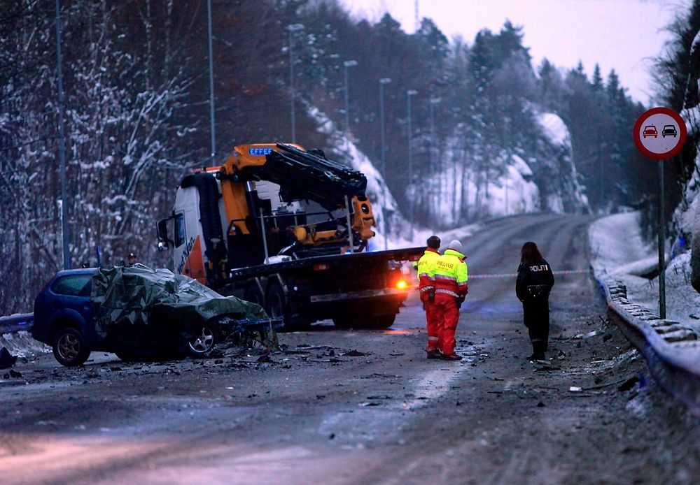 Illustrasjonsfoto: Slik mså det ut etter en kraftig frontkollisjon mellom personbil og trailer på E18 mellom Bommestad og Farriseidet i Larvik i 2010.  Foto: Peder Gjersøe / SCANPI