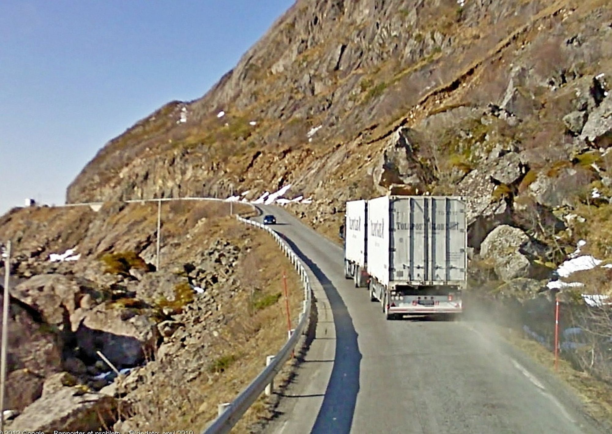 Slik skal ikke en europaveg se ut. Innen utgangen av 2014 har kjørebanen blitt 7,5 meter bred. (Foto: Google)