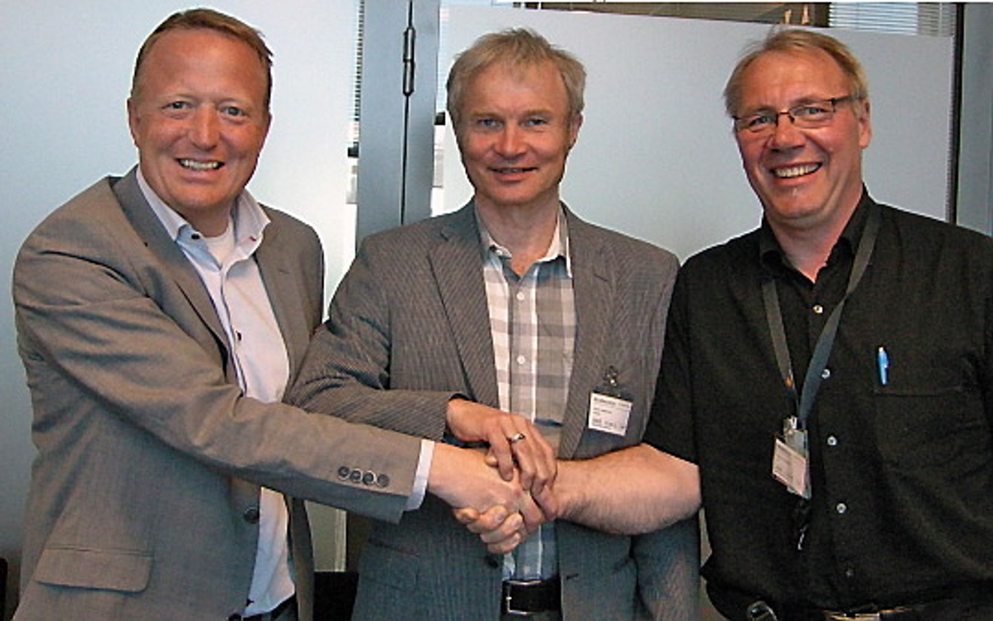 
Signerte storkontrakt: F.v. utbyggingsdirektør Harald Nikolaisen i Jernbaneverket, daglig leder Knut Harstad i Hæhre Entreprenør AS og prosjektleder Taale Stensbye i Statens vegvesen. (Foto: Olav Nordli)
