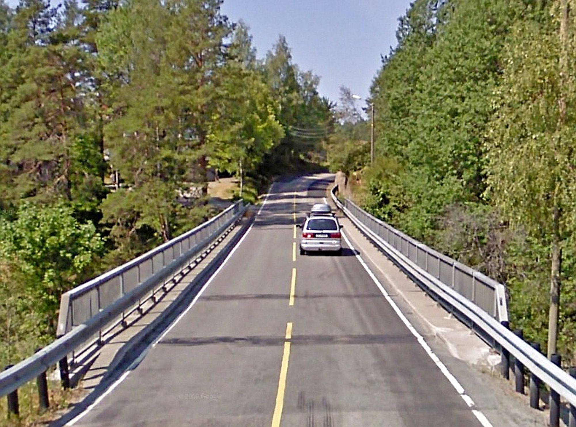Skjellfoss bru er i så dårlig forfatning at Vegvesenet ikke vil la den stå stort lenger. Interimsbrua som skal ta trafikken i anleggstiden, kommer til høyre i bildet. (Foto: Google)