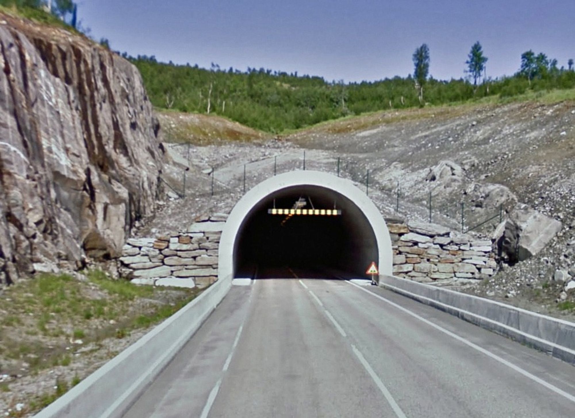 Entreprenørene er svært uenige om hvor mye de skal ha for å oppgradere Umskartunnelen. Det laveste anbudet er gitt av Øyjord &amp; Aanes fra Mo i Rana. (Foto: Google)