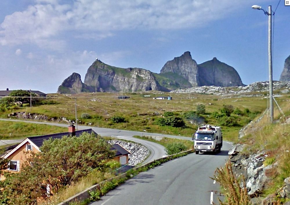 Veidekke har gode muligheter til å få ansvar for drift og vedlikehold i spektakulære omgivelser. Fylkesveg 421 på Træna inngår i driftsområdet Mo fra og med 1. september neste år. Foto: Google