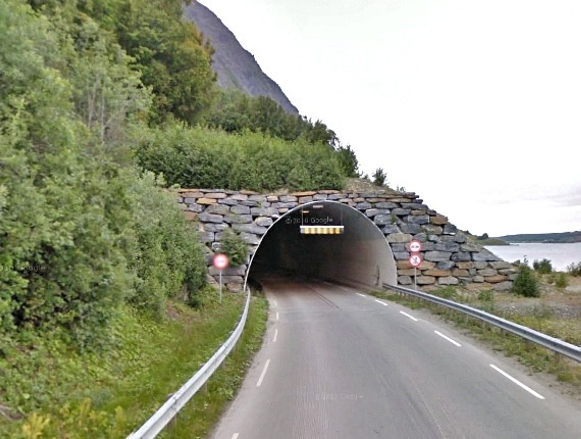 Søndre portal i Pollfjelltunnelen består av en natursteinsmur som må fjernes når profilet utvides til T 8,5. Foto: Google