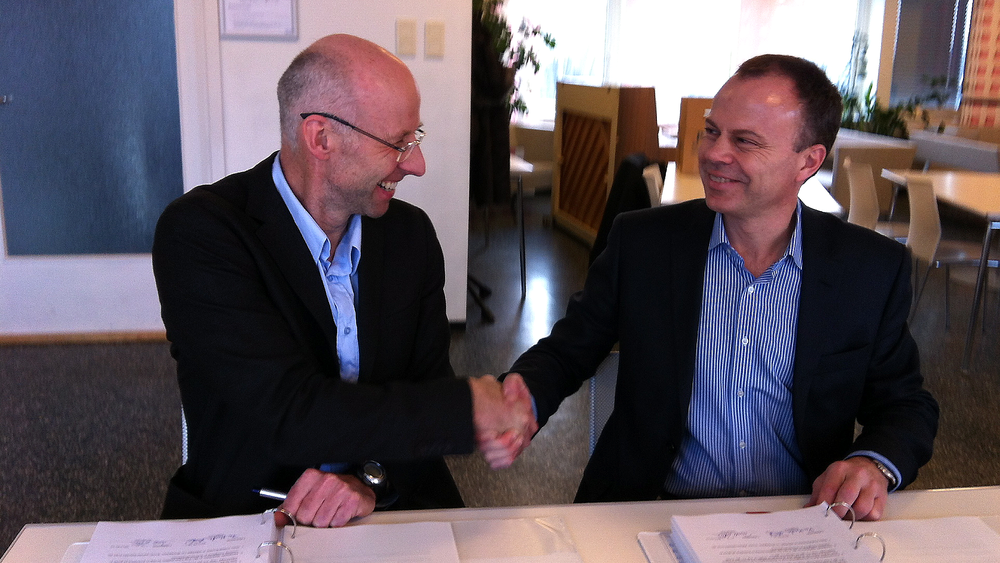 Kontrakten for drift og vedlikehold på Nordre Hedmarken ble signert på vegkontoret på Lillehammer 16. mars av regionveisjef Per Morten Lund (t.v.) og direktør for veiservice i NCC Roads, Frank Pettrém. FOTO: Kjell Arne Skaret, NCC Roads 