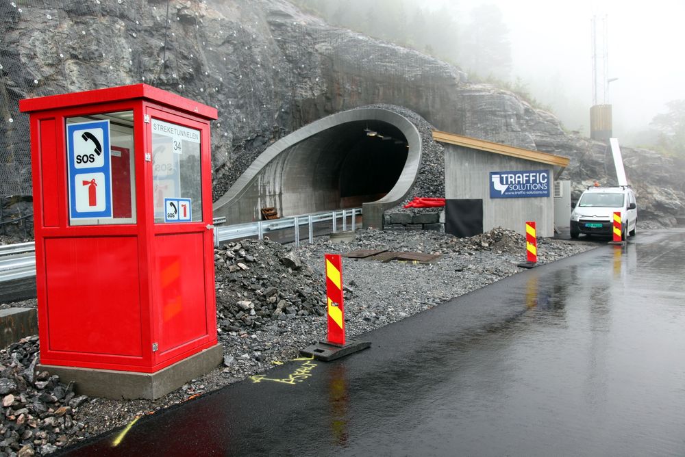 Her, i de helt nye Streketunnelene ved Hellesylt, var nødtelefonen helt død da strømmen forsvant 1. juledag.