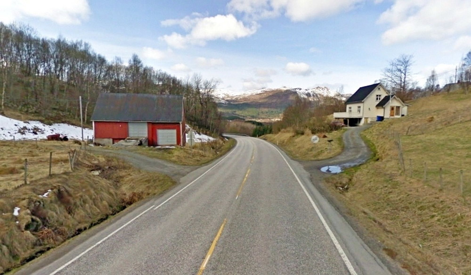 Gang/sykkelvegen skal legges på høyre side av vegen. Vasto Anlegg fra Skodje har gode muligheter til å få den jobben. (Foto: Google)