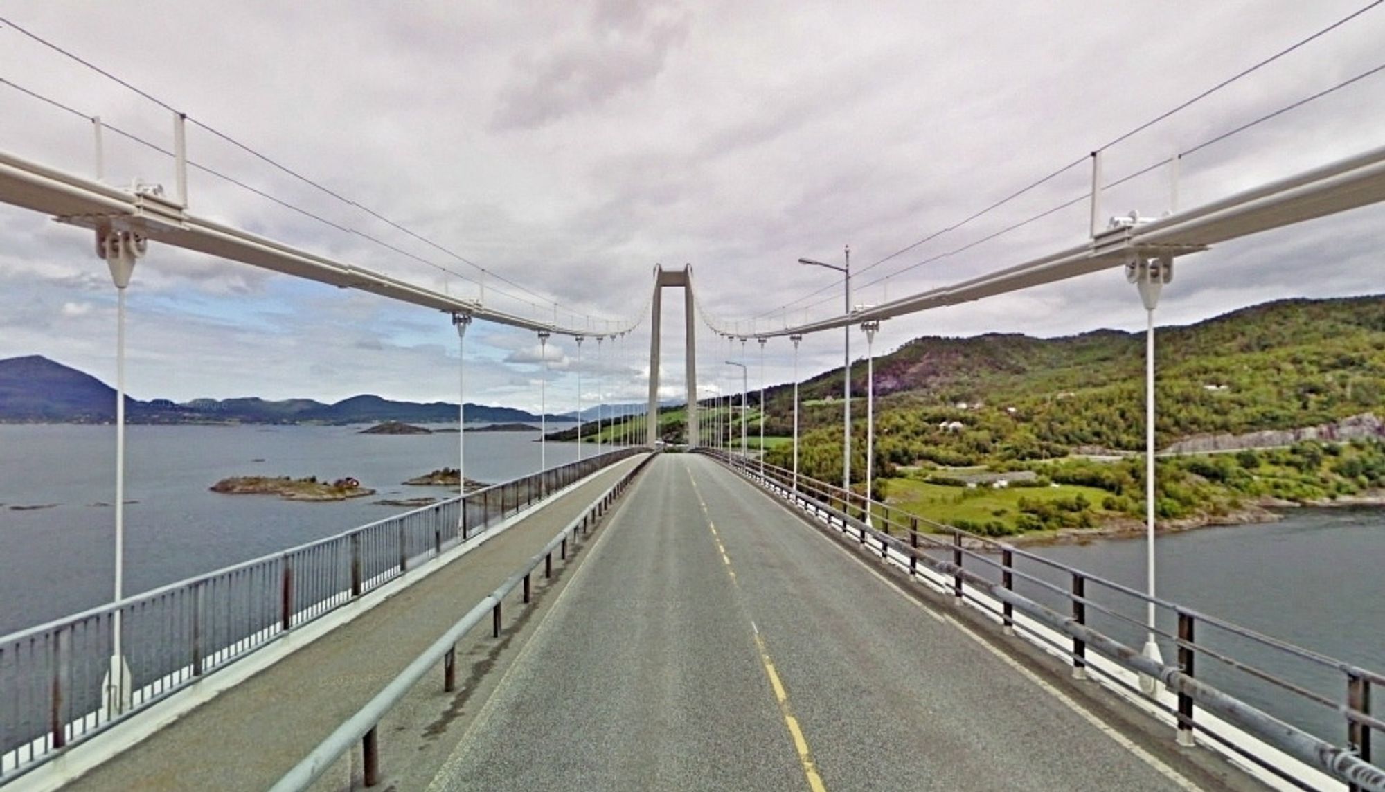 Gjemnessundet bru på E39 sør for Kristiansund er en av de mange bruene som omfattes av vedlikeholdskontrakten for stålbruer. (Foto: Google)