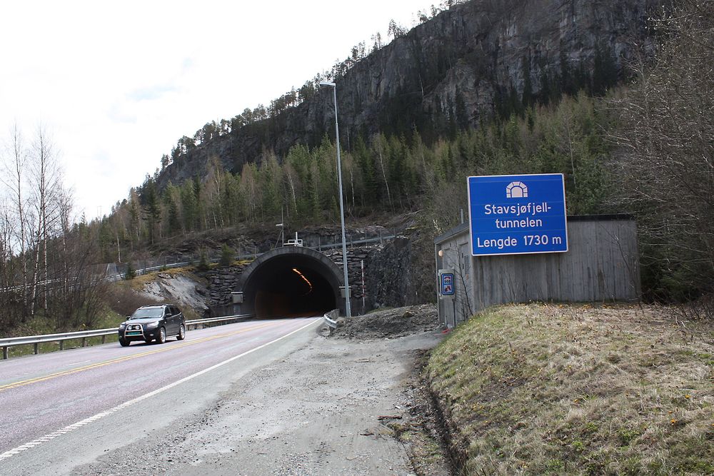 Stavsjøfjelltunnelen ble bygget i 1990 og er 1,7 km lang. Antall kjøretøyer i døgnet var 15 000 i 2010. Ut fra forventet trafikkvekst vil trafikken ved Stavsjøfjell overstige årsdøgnstrafikk på 20 000 i år 2019. Foto: Statens vegvesen.