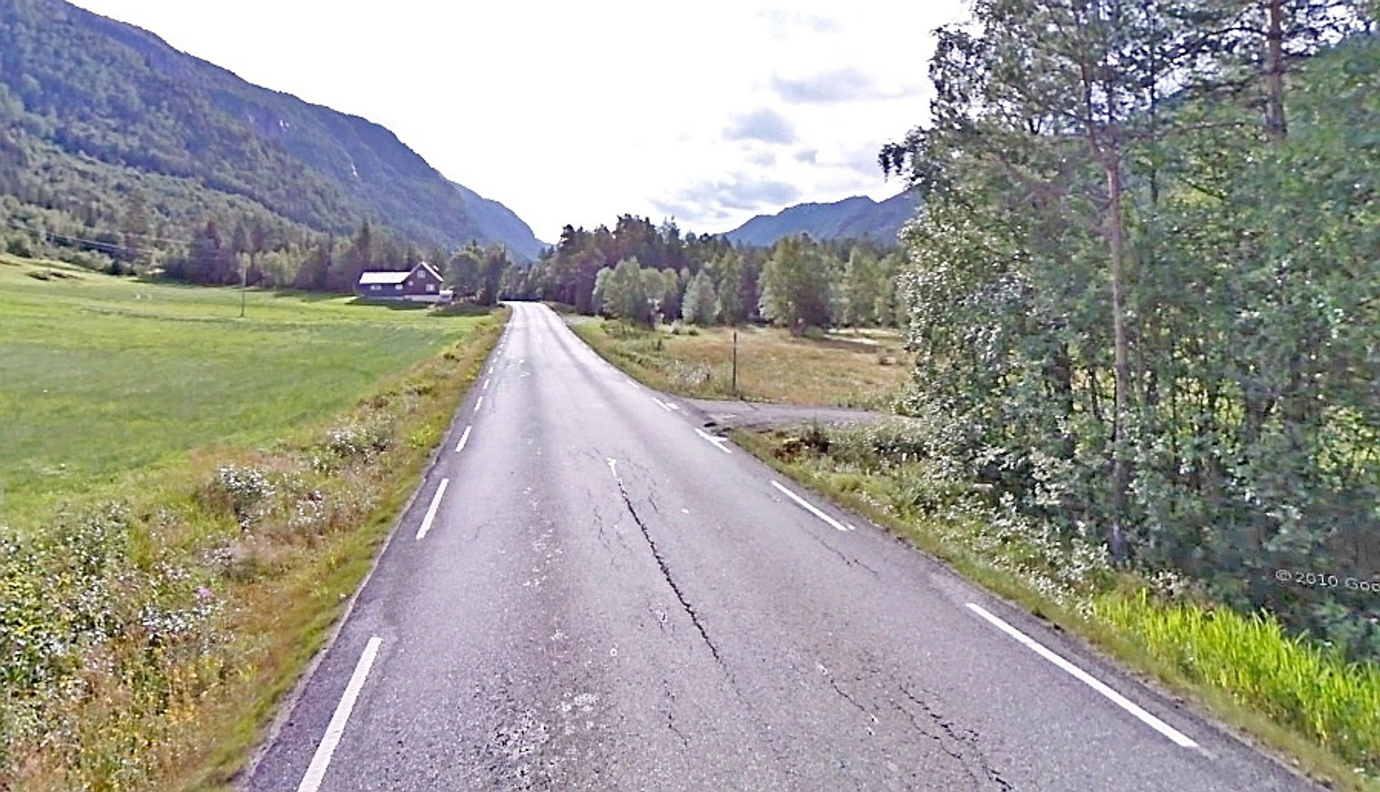 Smal kjørebane og oppsprukket asfalt møter trafikantene på E134 i Vinje. Mye skal skje hvis ikke Hovden Hytteservice får jobben med å utbedre vegen. (Foto: Google)