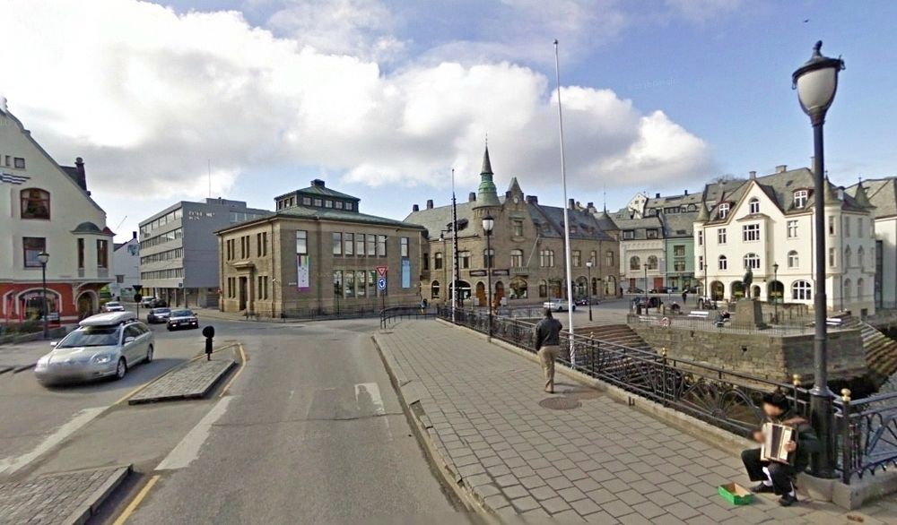 Bildet viser en del av E136 gjennom Ålesund. De som vil ha ansvar for drift og vedlikehold av denne vegen, må gi anbud innen 16. januar. (Foto: Google)