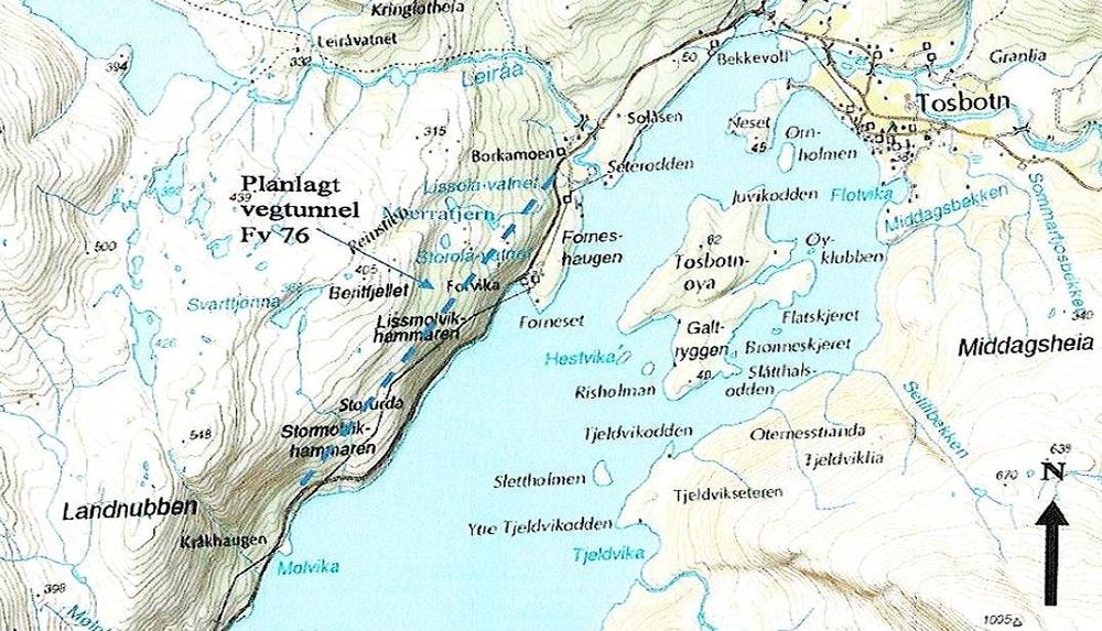Den stiplete blå linjen på vestsiden av fjorden markerer Molvikhammartunnelen. Forhåpentligvis kan trafikantene ta den i bruk før vinteren er over. (Ill.: Statens vegvesen)