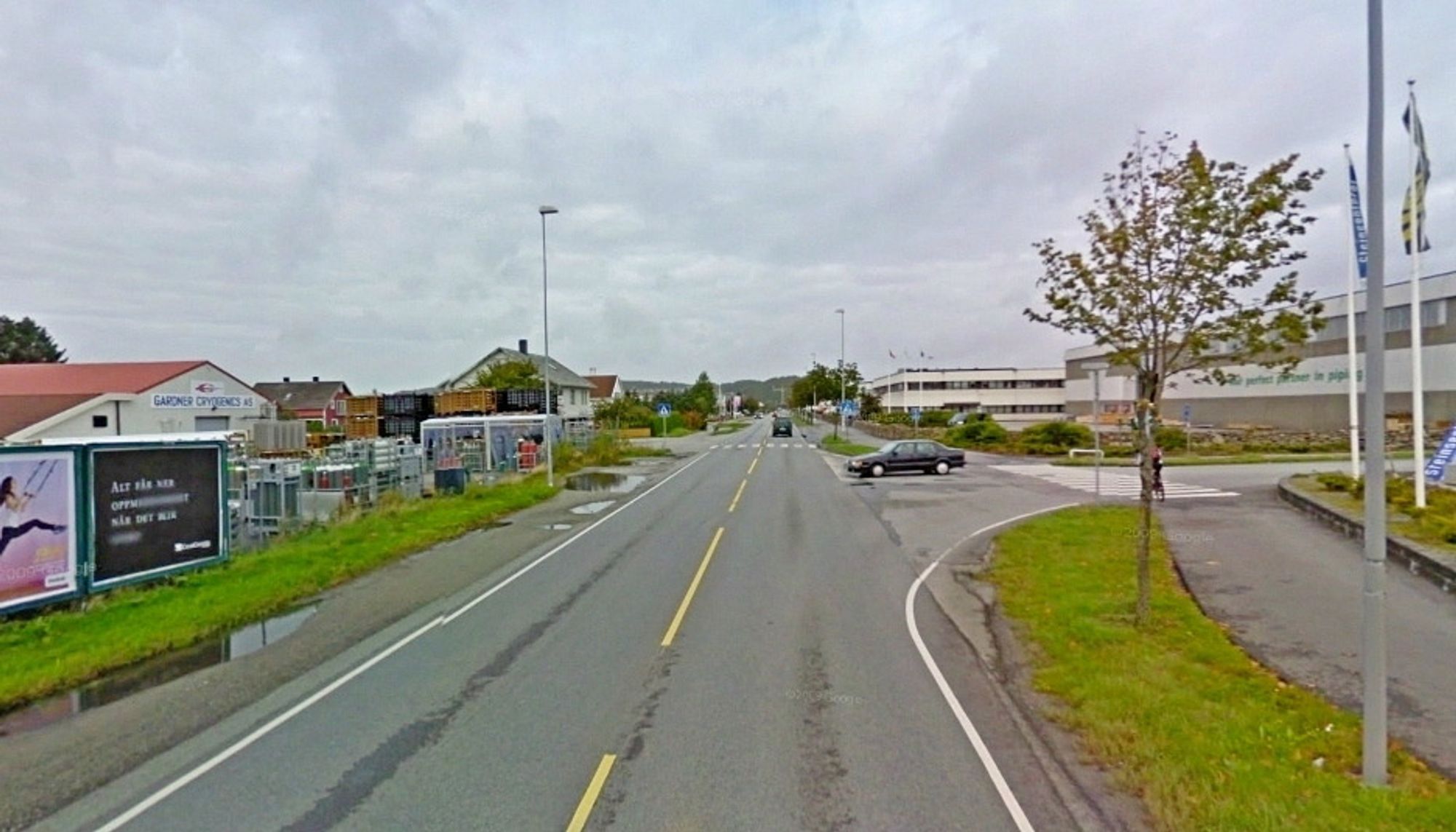 Her blir det fire felt i løpet av første halvår 2015. T-krysset i forgrunnen blir bygd om til en rundkjøring. (Foto: Google)