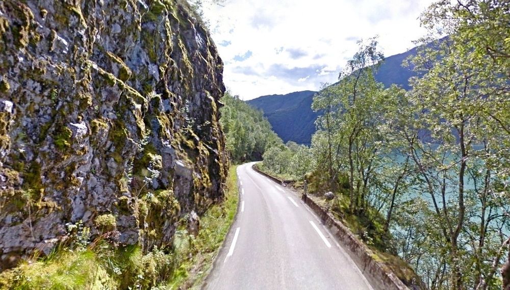 Fylkesveg 337 går gjennom naturskjønne omgivelser, men det er sikkert mange som ser fram til at denne strekningen blir erstattet av en tunnel. (Foto: Google)
