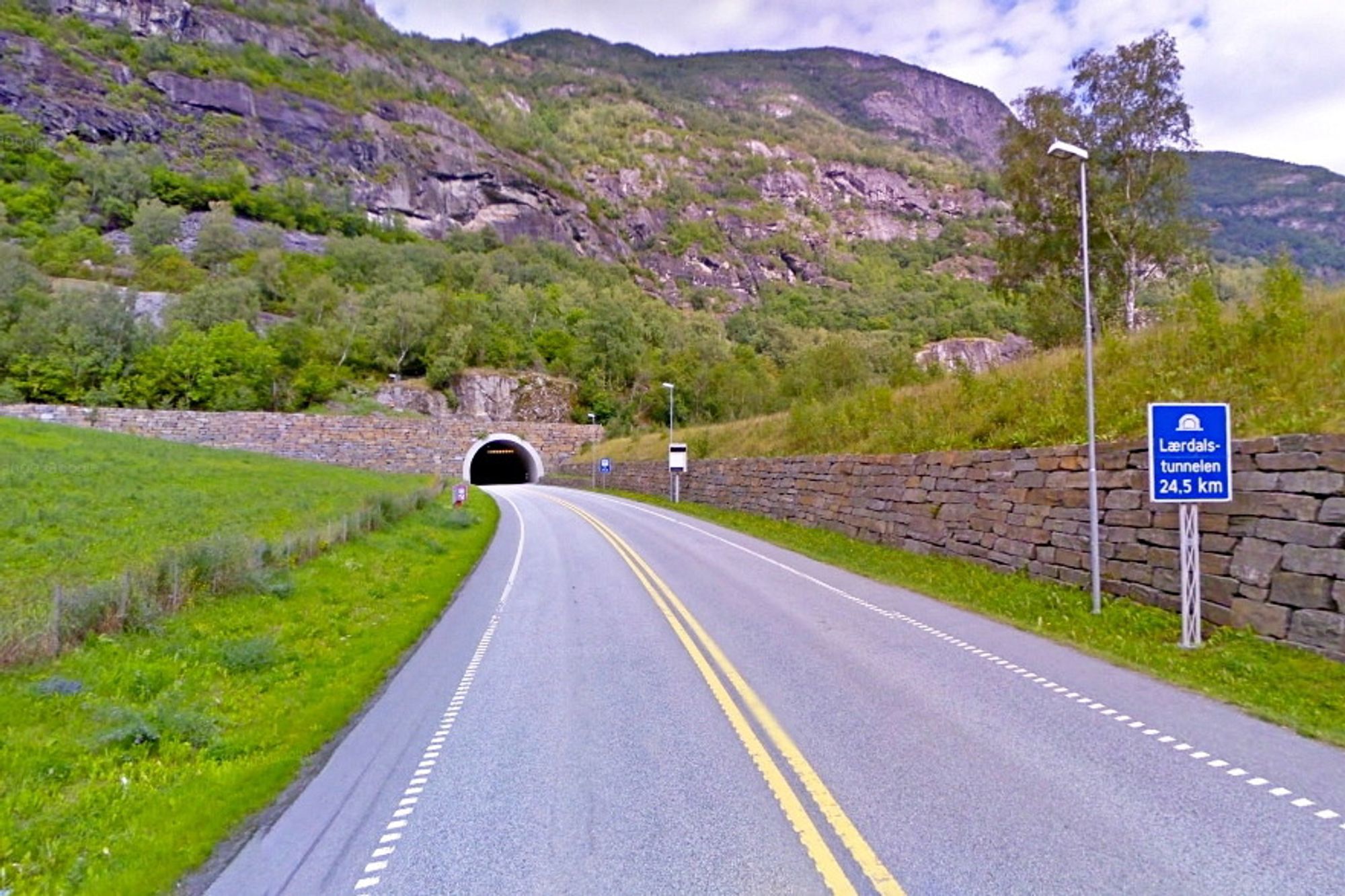Lærdalstunnelen er en av 20 tunneler i Sogn og Fjordane som skal klargjøres for digitalt nødnett. Her må fem havarinisjer utvides for å gi plass til nye tekniske bygg. (Foto: Google)