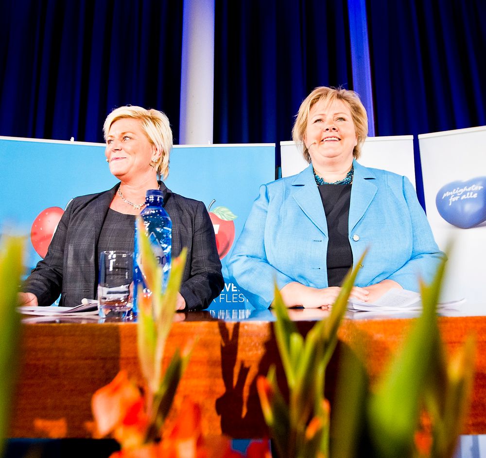 Høyre-leder Erna Solberg (t.h.) og Frp-leder Siv Jensen da regjeringserklæringen ble presentert å pressekonferansen mandag kveld.  Foto: Vegard Grøtt / NTB scanpix