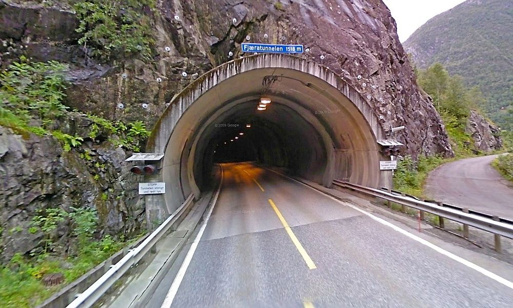 Den 1 518 meter lange Fjæratunnelen innerst i Åkrafjorden er den lengste av de tre tunnelene som skal få nytt elektrisk utstyr. (Foto: Google)