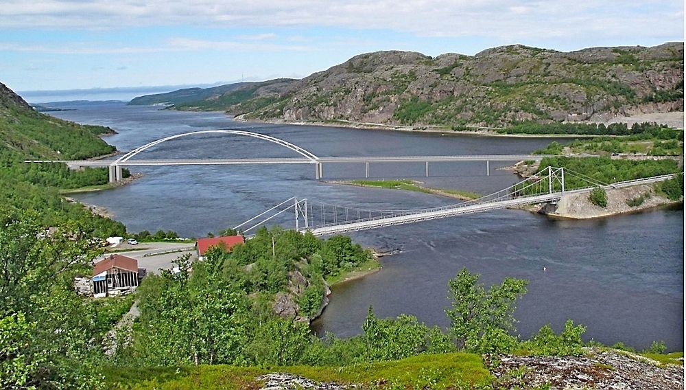 Gamle Elvenes bru i forgrunnen mister det meste av trafikken når den nye brua i bakgrunnen åpnes om vel to år. (Ill.: Statens vegvesen)