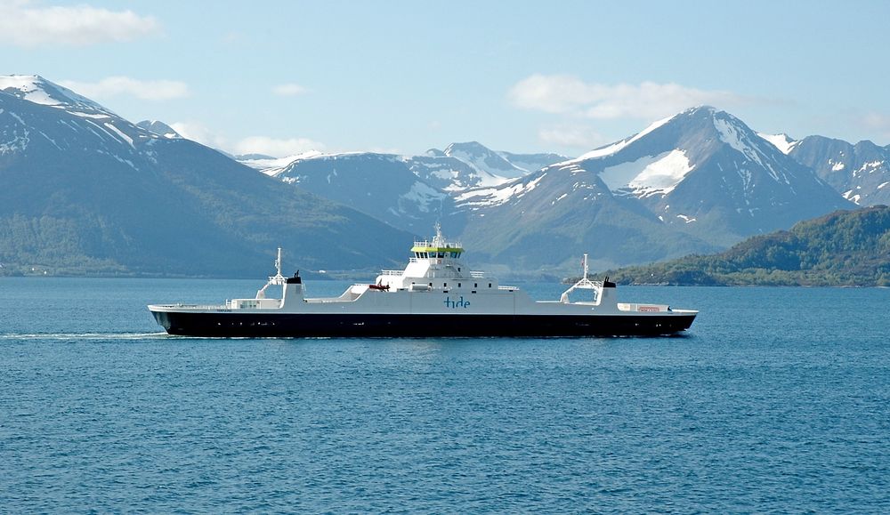 «Tidefjord» på veg over Sulafjorden. Båten heter det samme, men rederiet har skiftet navn fra Tide Sjø til Norled. Det leder konkurransen om neste kontrakt. (Foto: Anders Haakonsen)