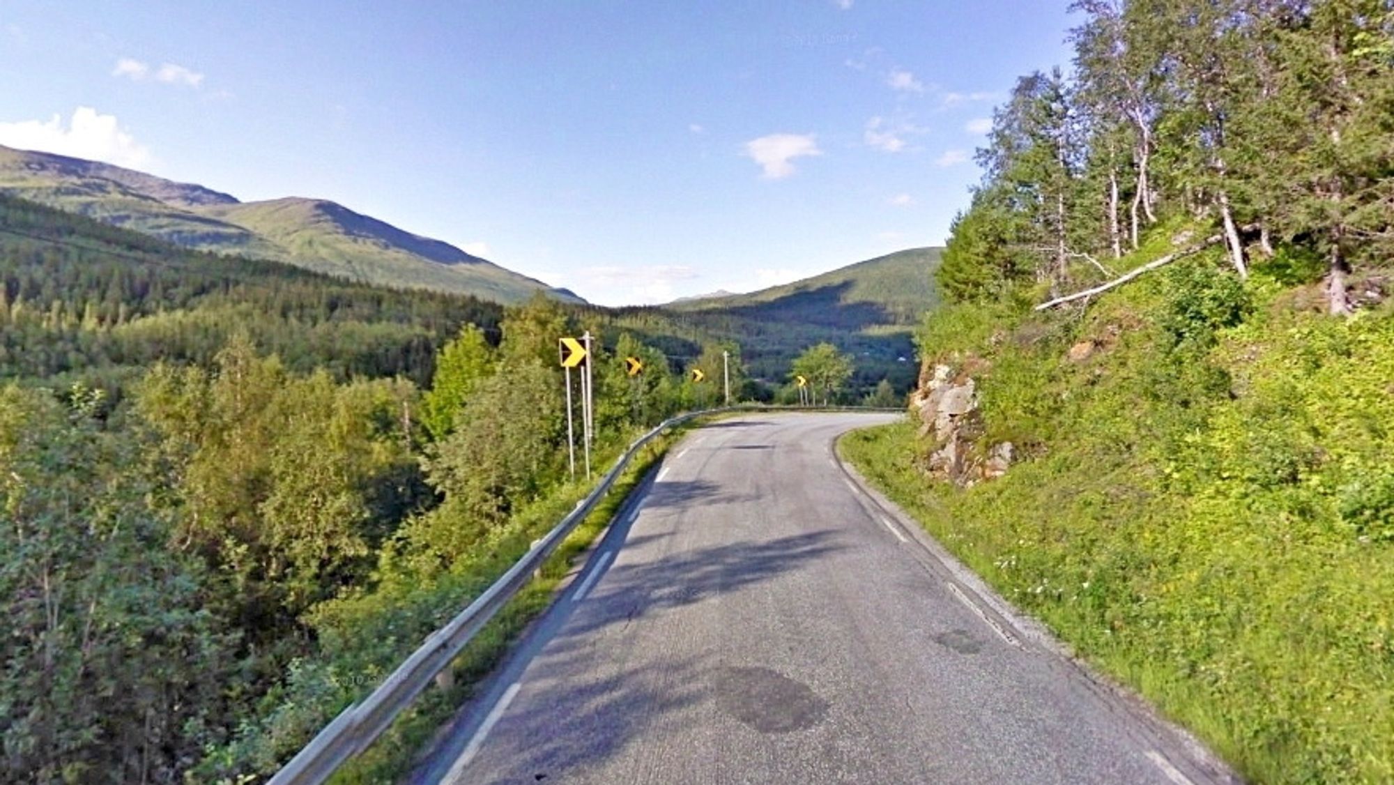 Store deler av E6 gjennom Dunderlandsdalen mangler midtlinje, men krappe svinger er det nok av. Vegvesenet vil utbedre den ved hjelp av en ny kontraktsform. (Foto: Google)