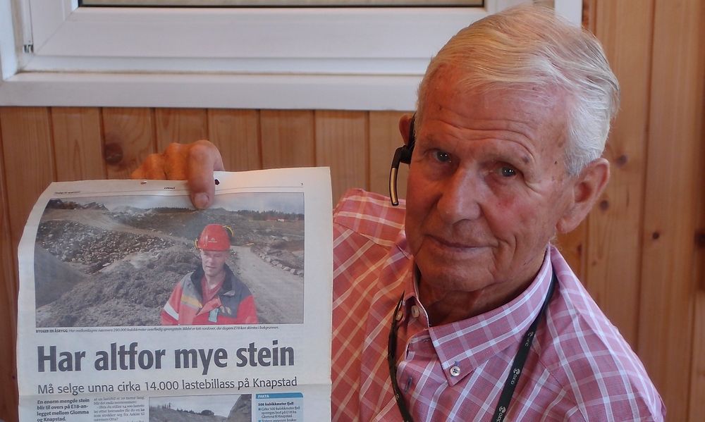 Bjarne Faureng viser at også lokalavisen fikk med seg at Statens vegvesen fikk et stort overskudd av stein etter E18-utbyggingen. (Foto: Jarle Skoglund)
