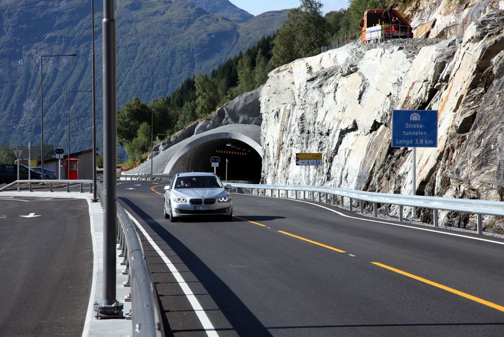 Streketunnelen ved Ljøen i Stranda ble åpnet 21. august. (Foto: Kjell Herskedal). 
