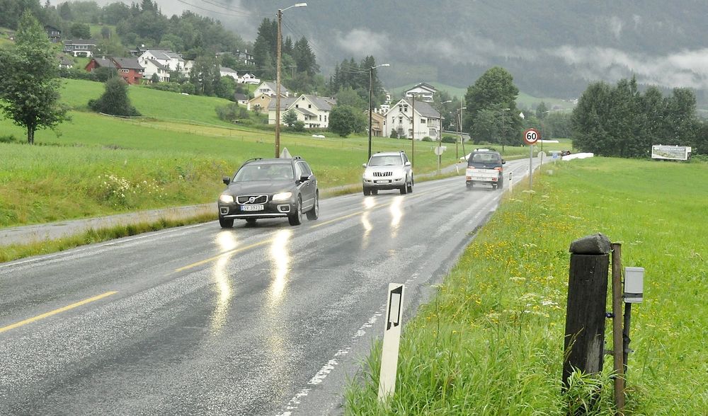 Denne vegen er ikke dimensjonert for trafikken den utsettes for. Nødvendig utbedring kan bli en jobb for Flage Maskin. (Foto: Anders Haakonsen)