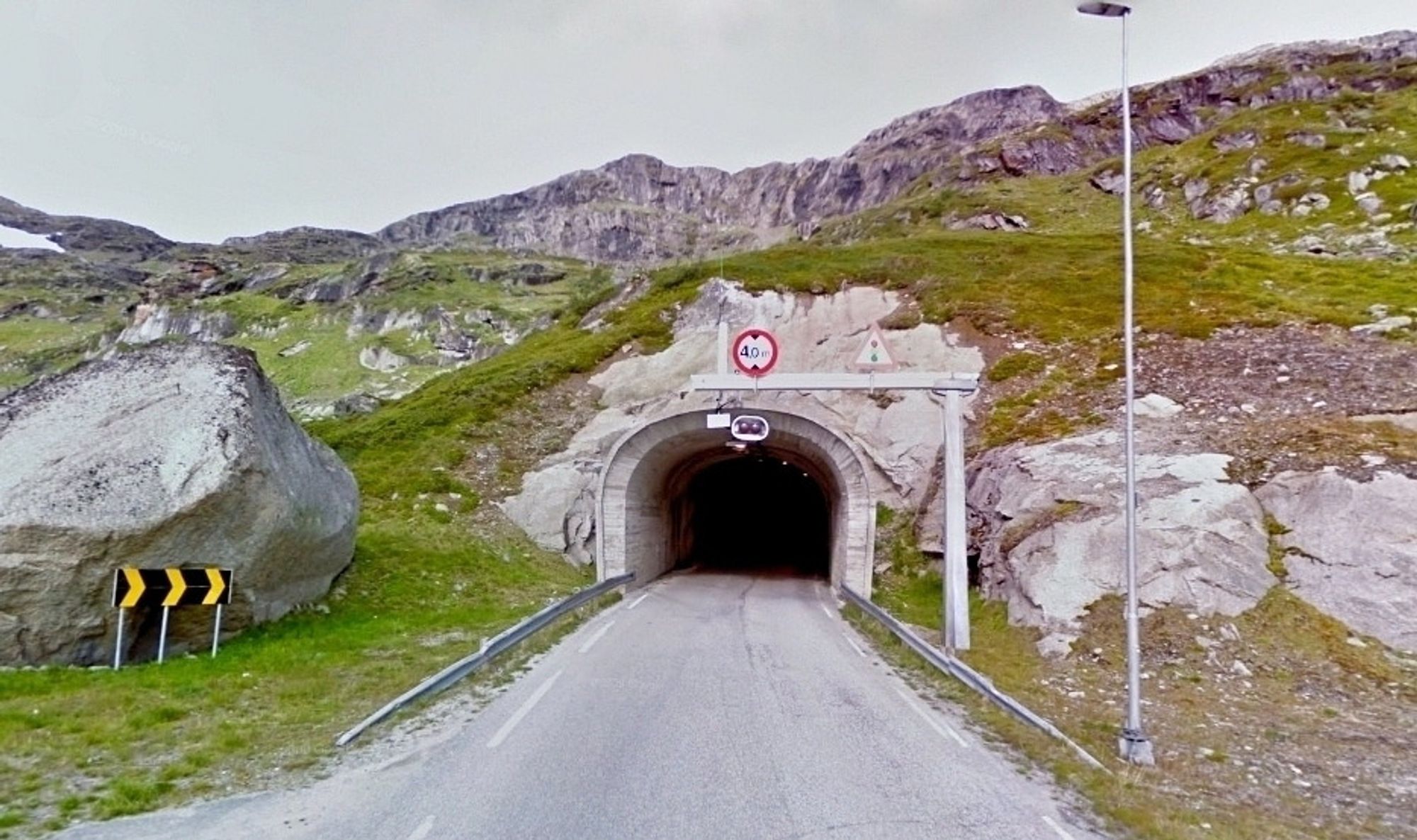 Bildet viser østre portal av Geiteryggtunnelen, som trenger oppgradering. Kruse Smith leder kampen om den kontrakten. (Foto: Google)