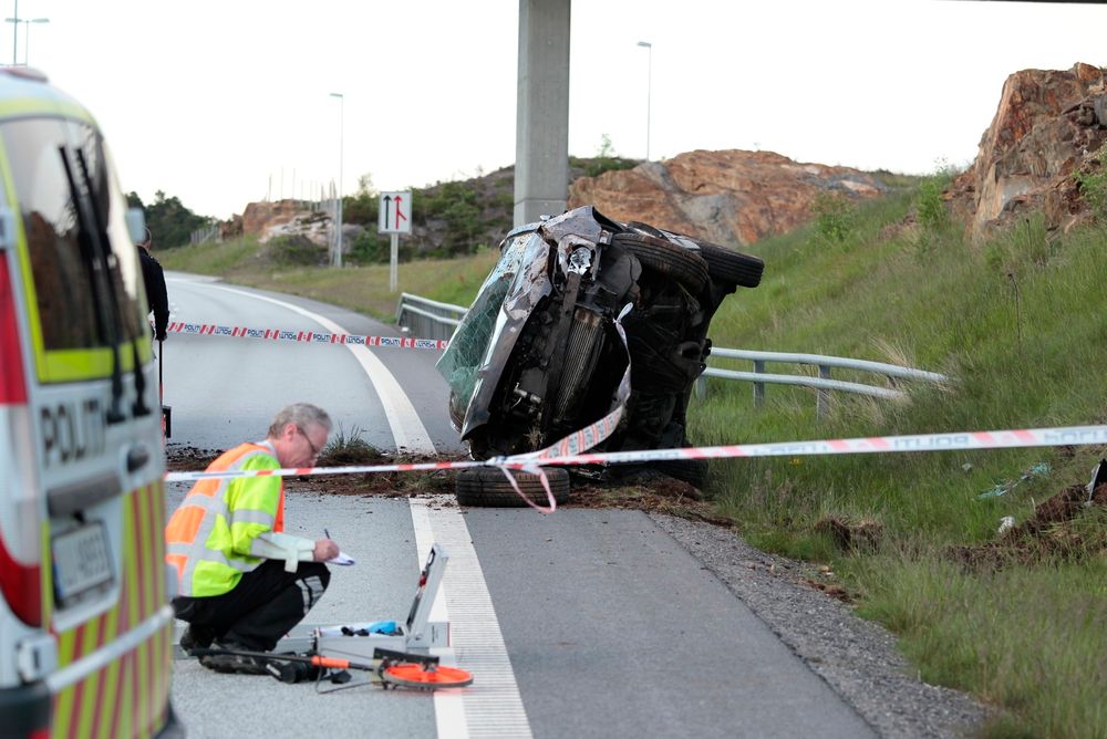 Mannskap fra Vegvesenet på stedet der en mann døde i en trafikkulykke på E18 i Lillesand i juni. Den omkomne ble trolig påkjørt av et vogntog etter en utforkjøring. Foto: Tor Erik Schrøder / NTB scanpix