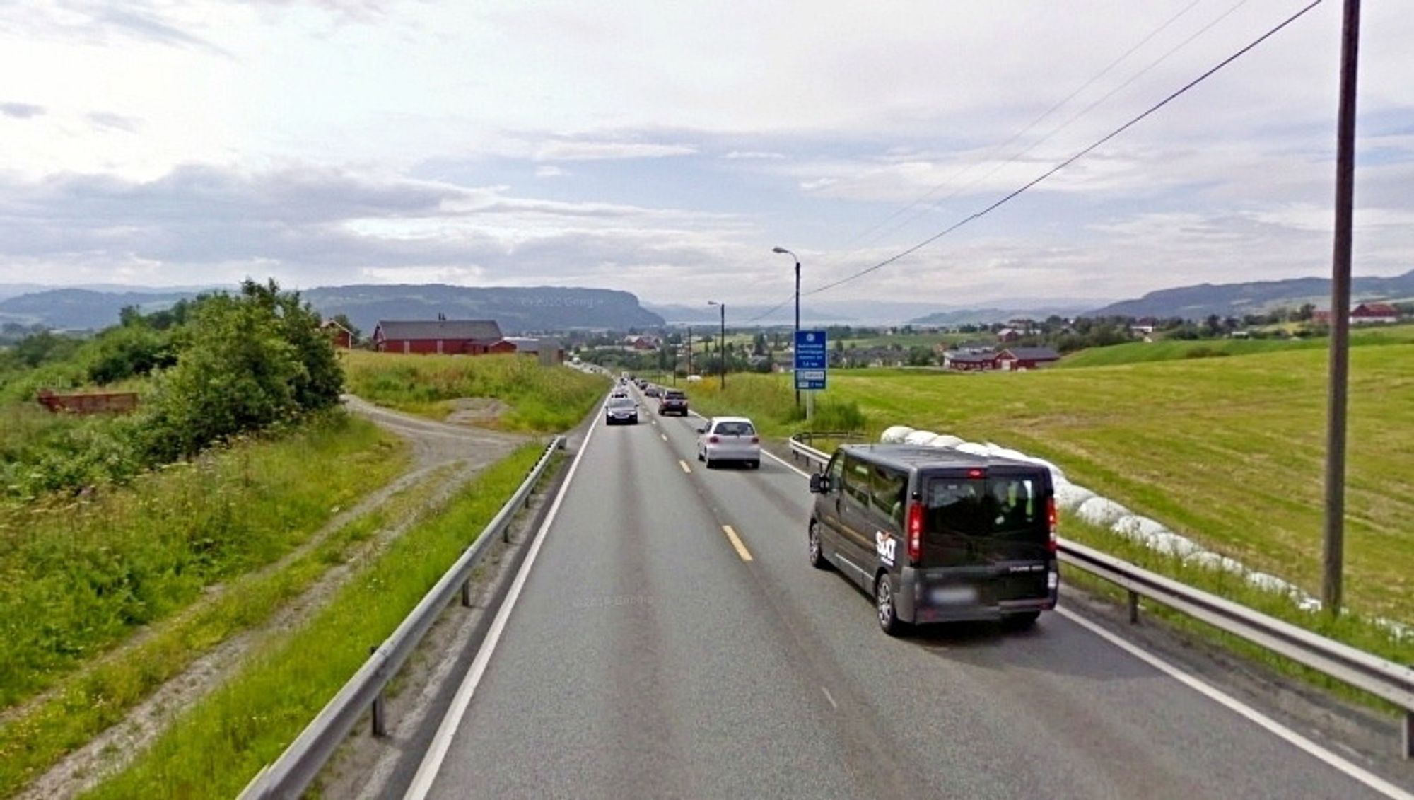 Dagens E6 mellom Storler og Jaktøyen har ikke en kapasitet som står i forhold til trafikken. De som vil prosjektere utvidelsen til fire felt, må gi anbud innen 16. september. (Foto: Google)