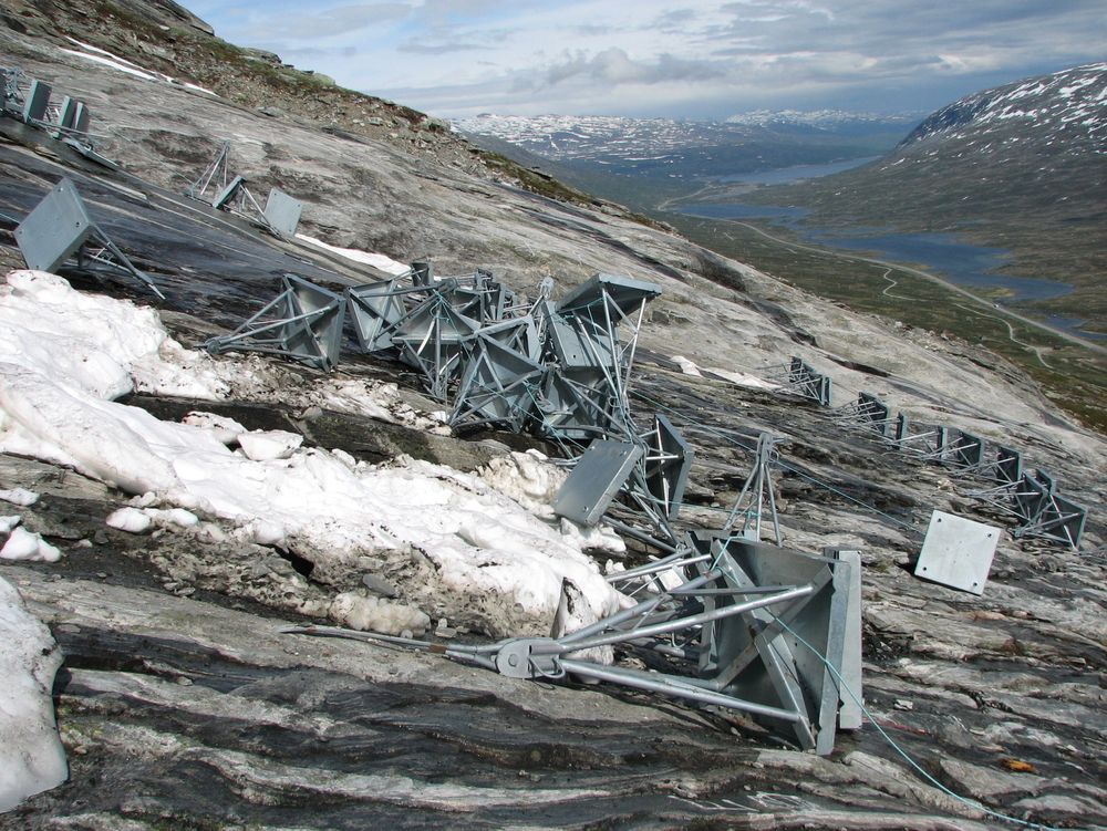Snøankrene løsnet i store mengder og fulgt med snøen nedover mot vegen. (Foto: Statens vegvesen).