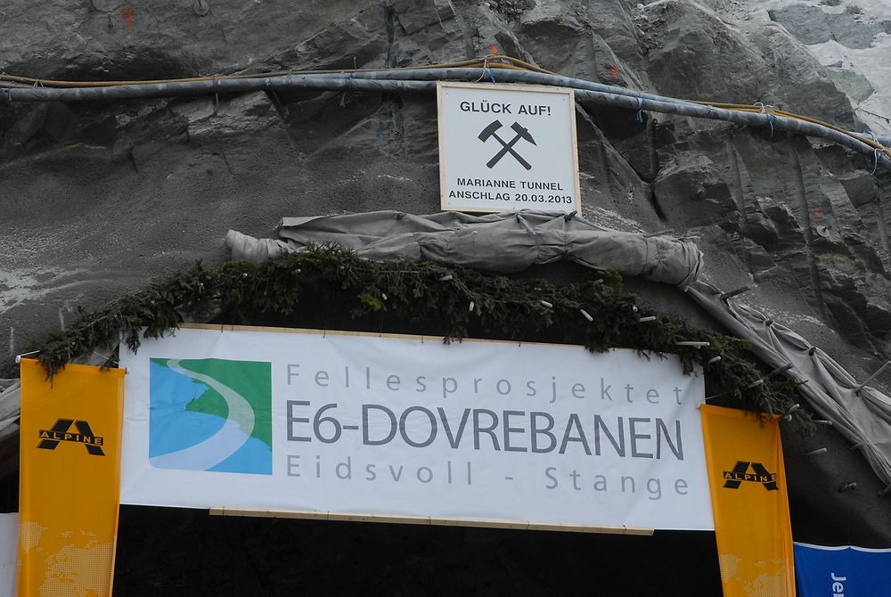 Tunnelarbeidene som Alpine Bau har drevet på fellesprosjektet ved Minnesund, har stoppet opp etter konkursen i selskapet.
