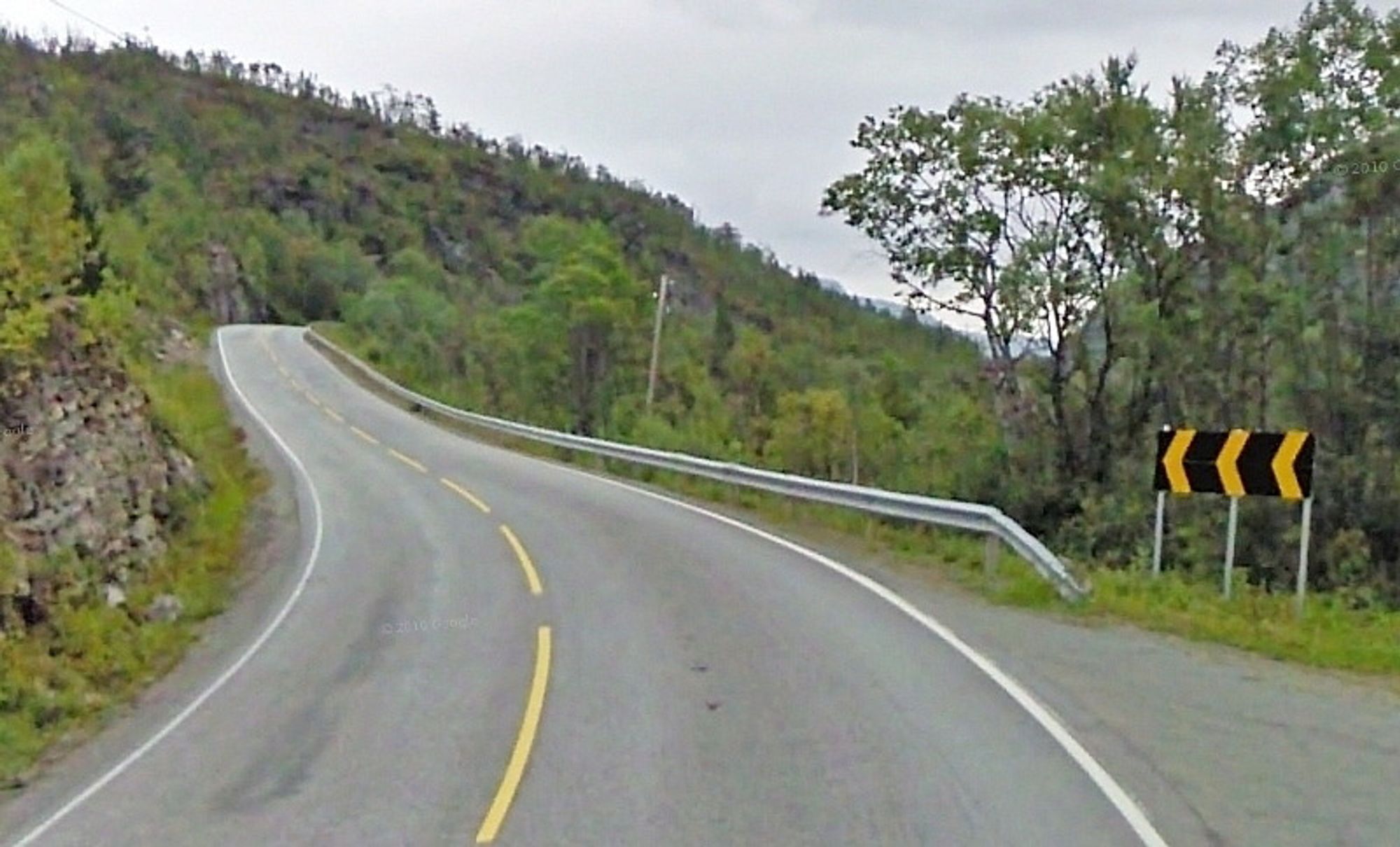 Her er det vanskelig å komme opp med tunge kjøretøyer vinterstid. Hvem som skal gjøre noe med det, er høyst uvisst. 0,2 promille skiller de to laveste anbudene. (Foto: Google)