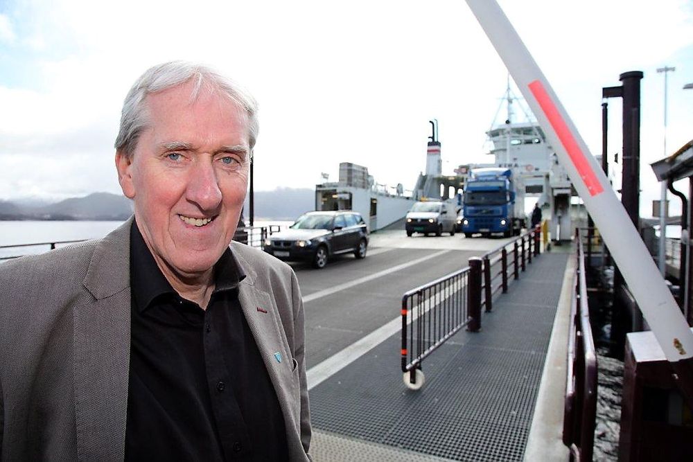 Mørekaksen på ferjekaia. Ordfører Bernhard Riksfjord i Aukra ser fram til den dagen da ferja kan erstattes av et fastlandssamband til kommunene Midsund og Aukra. Nyhamna ligger på øya Gossen i Aukra kommune.