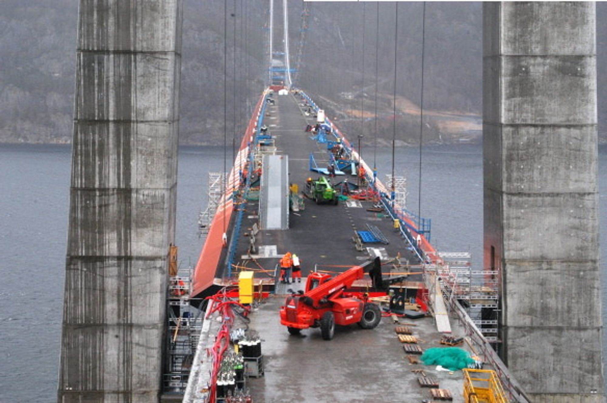 Fortsatt gjenstår mye arbeid, før åpningen av Hardangerbrua kan skje lørdag 17. august.