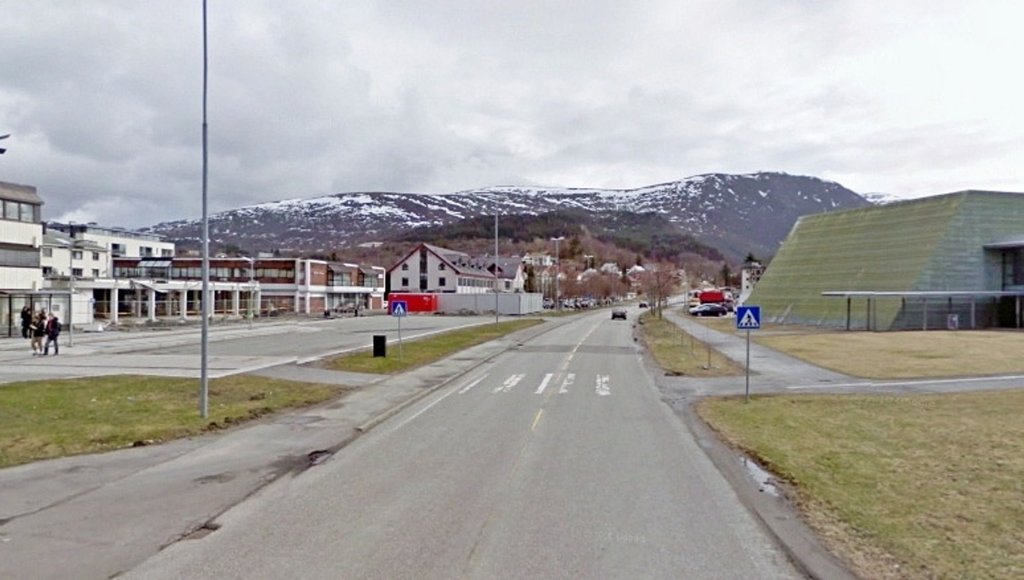Det er variable forhold for fotgjengere i Ulsteinvik i dag. Når neste år er omme, er det et bredt fortau på begge sider av fylkesveg 61. (Foto: Google)