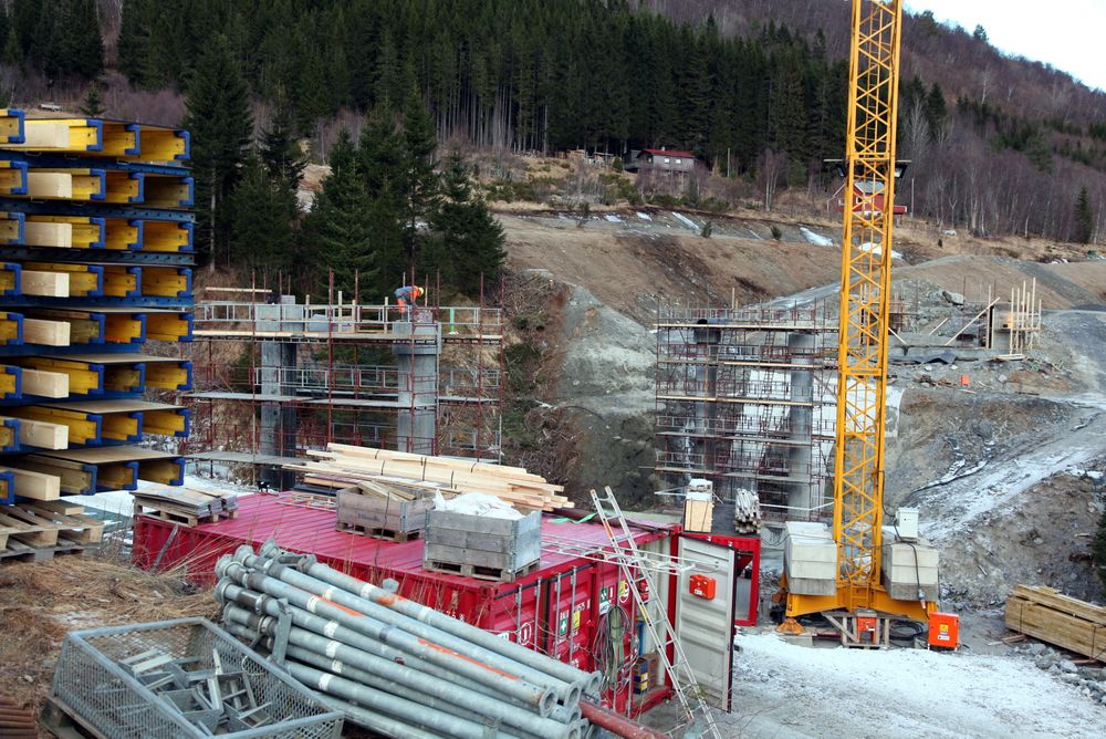 Byggingen av den nye Blakstadbrua på E39 mellom Krifast og Batnfjordsøra er blitt forsinket. Dermed blir det én måned senere åpning av vegen enn opprinnelig beregnet. (Foto: Kjell Herskedal)