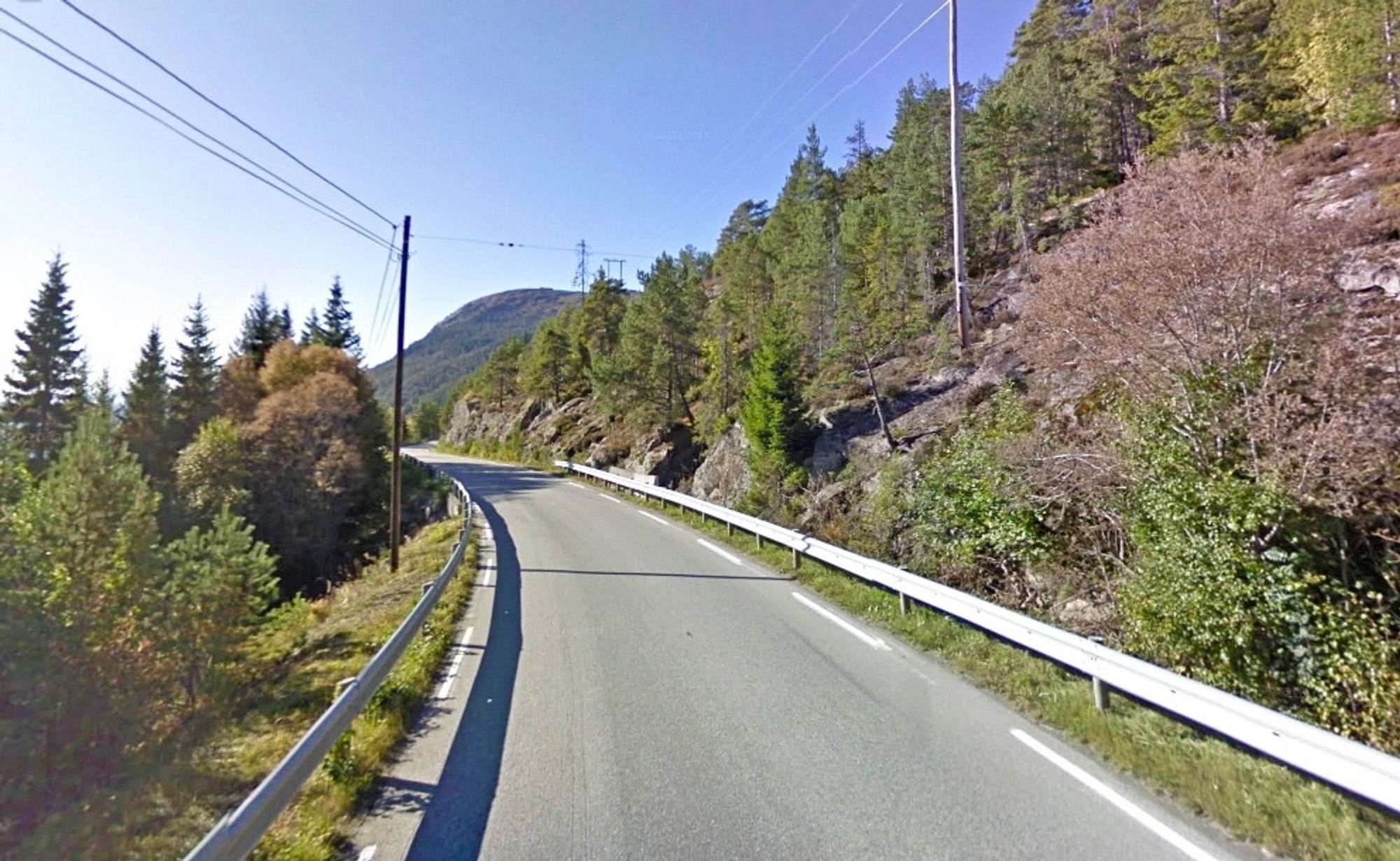 Her ved Grøtvika mellom Vanvikan og kommunesentret i Leksvik blir en kurve på fylkesveg 755 rettet ut. Her er vegen så smal at store biler ikke kan møtes. (Foto: Google)