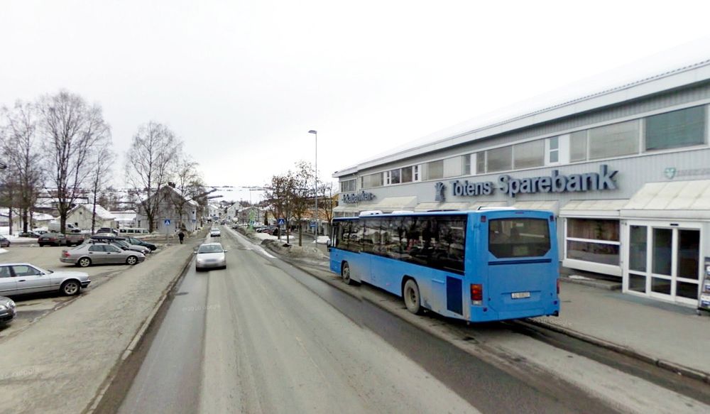 Mesta har en svært knapp ledelse i kampen om driftskontrakten for Gjøvik og de to Toten-kommunene. Den som får kontrakten, får blant annet ansvar for fylkesveg 244 som går gjennom Lena i Østre Toten. (Foto: Google)