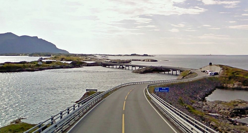 Fylkesveg 64, bedre kjent som Atlanterhavsvegen, krysser kommunegrensen mellom Eide og Averøy. Begge ligger i området Ytre Romsdal som Veidekke ligger godt an til å få driftskontrakten for. (Foto: Google)