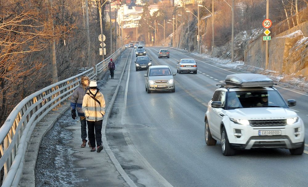 Fortauet langs Moseveien er så smalt at folk går etter hverandre når det er is på det. Neste vinter blir det mye bedre. (Foto: Anders Haakonsen)