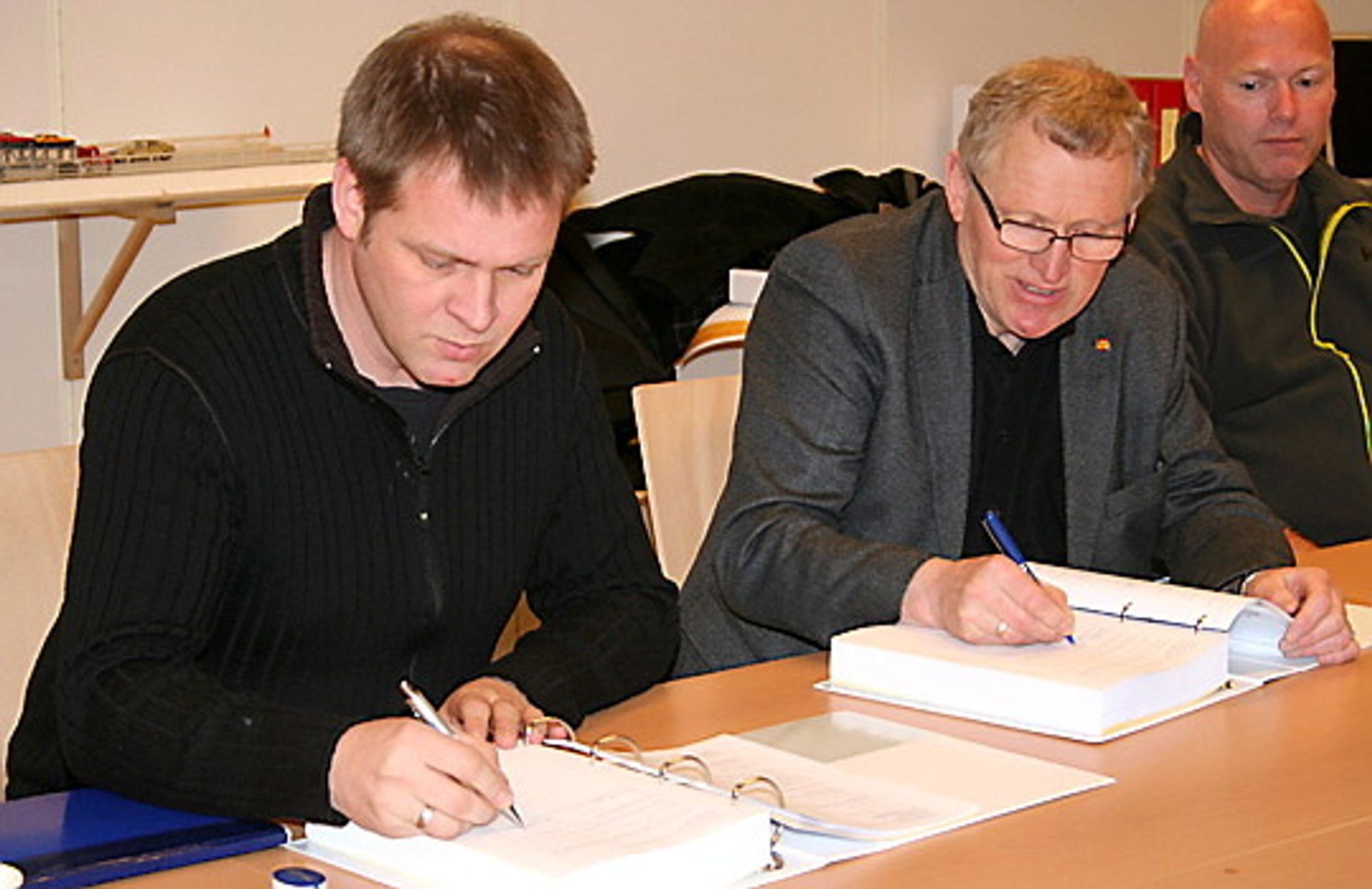 Kontrakten ble signert av Asgeir Loftsson fra entreprenørselskapet Istak - et datterselskap av E. Pihl &amp; Søn AS. Regionvegsjef i Region nord Torbjørn Naimak til venstre. Foto: Line Vestnes, Statens vegvesen