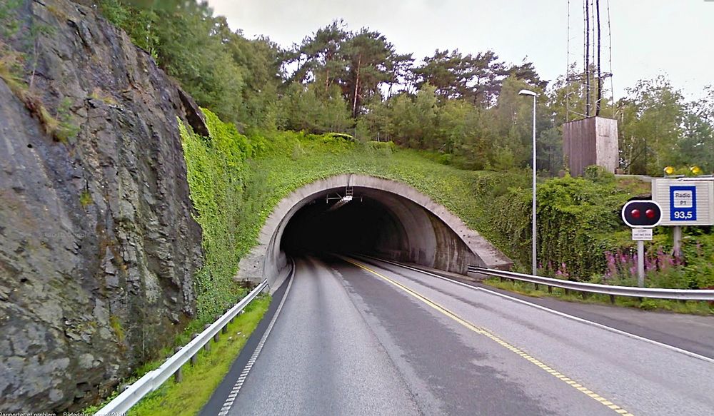 Den som vil oppgradere sikkerhetsutrustningen i den 5 875 meter lange Byfjordtunnelen, må gi anbud innen 8. februar. Oppdraget omfatter også Mastrafjordtunnelen. (Foto: Google)