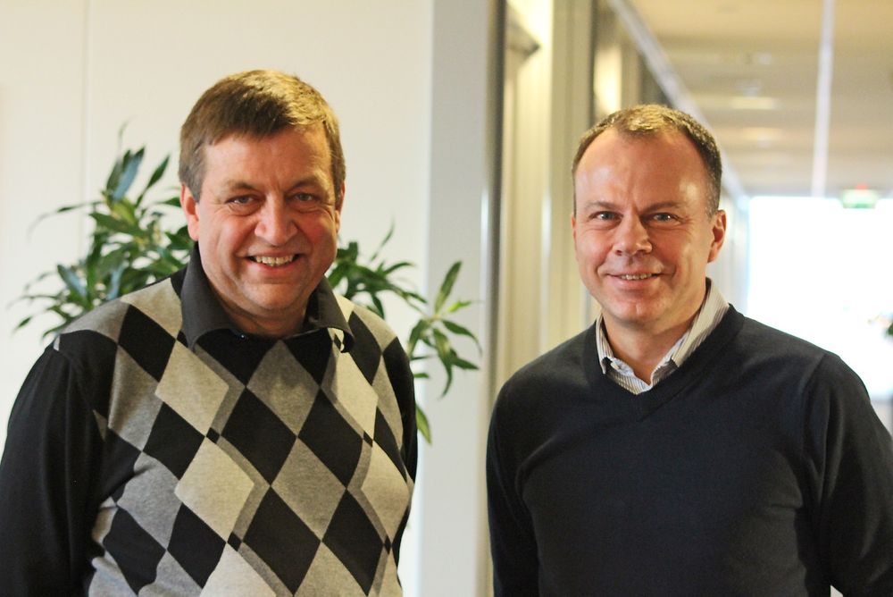 Eivind Opedal sammen med Frank Pettrém, direktør for Veiservice i NCC Roads.