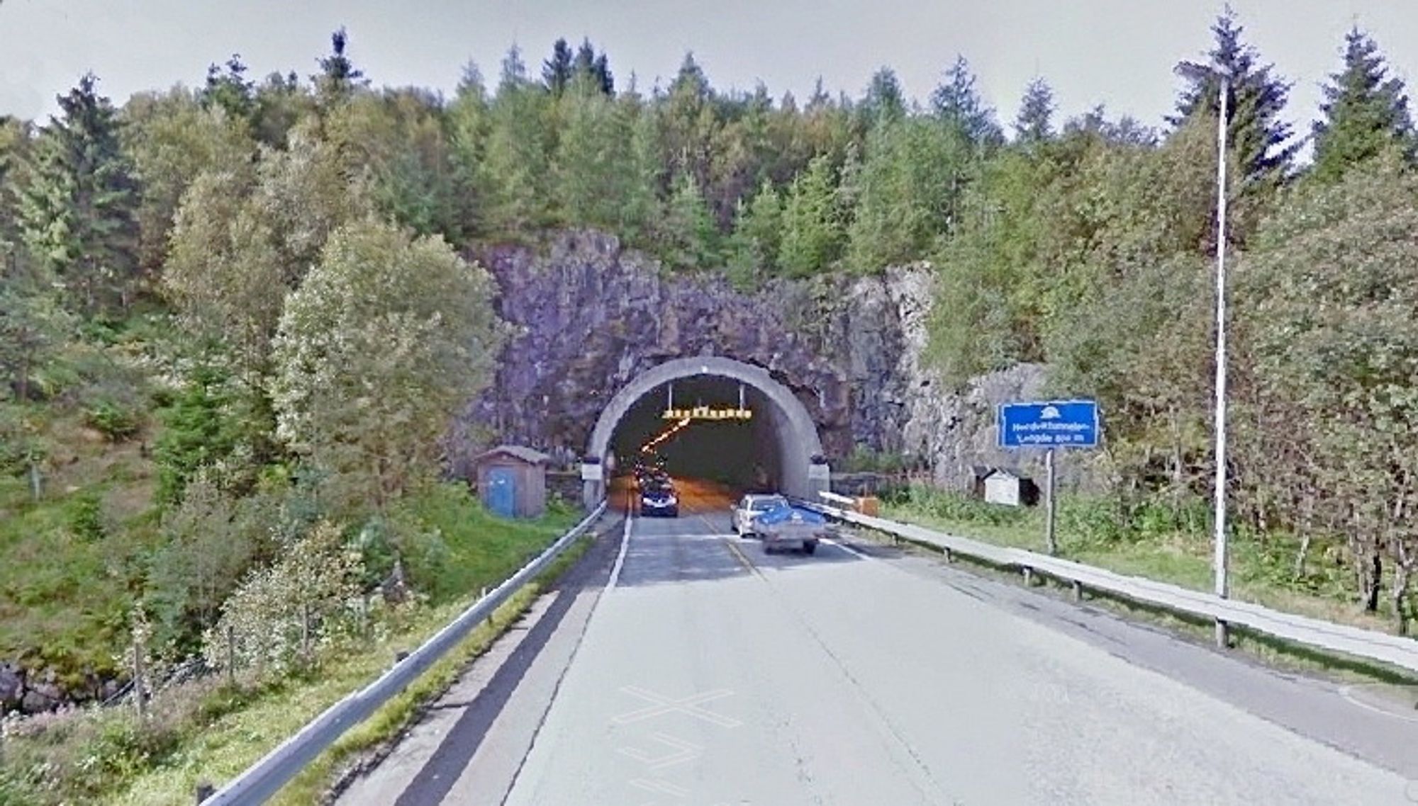 Elektriske og styringstekniske installasjoner i Hordviktunnelen skal oppgraderes. Veldig mye rart må skje hvis ikke jobben går til BMO Tunnelsikring. (Foto: Google)