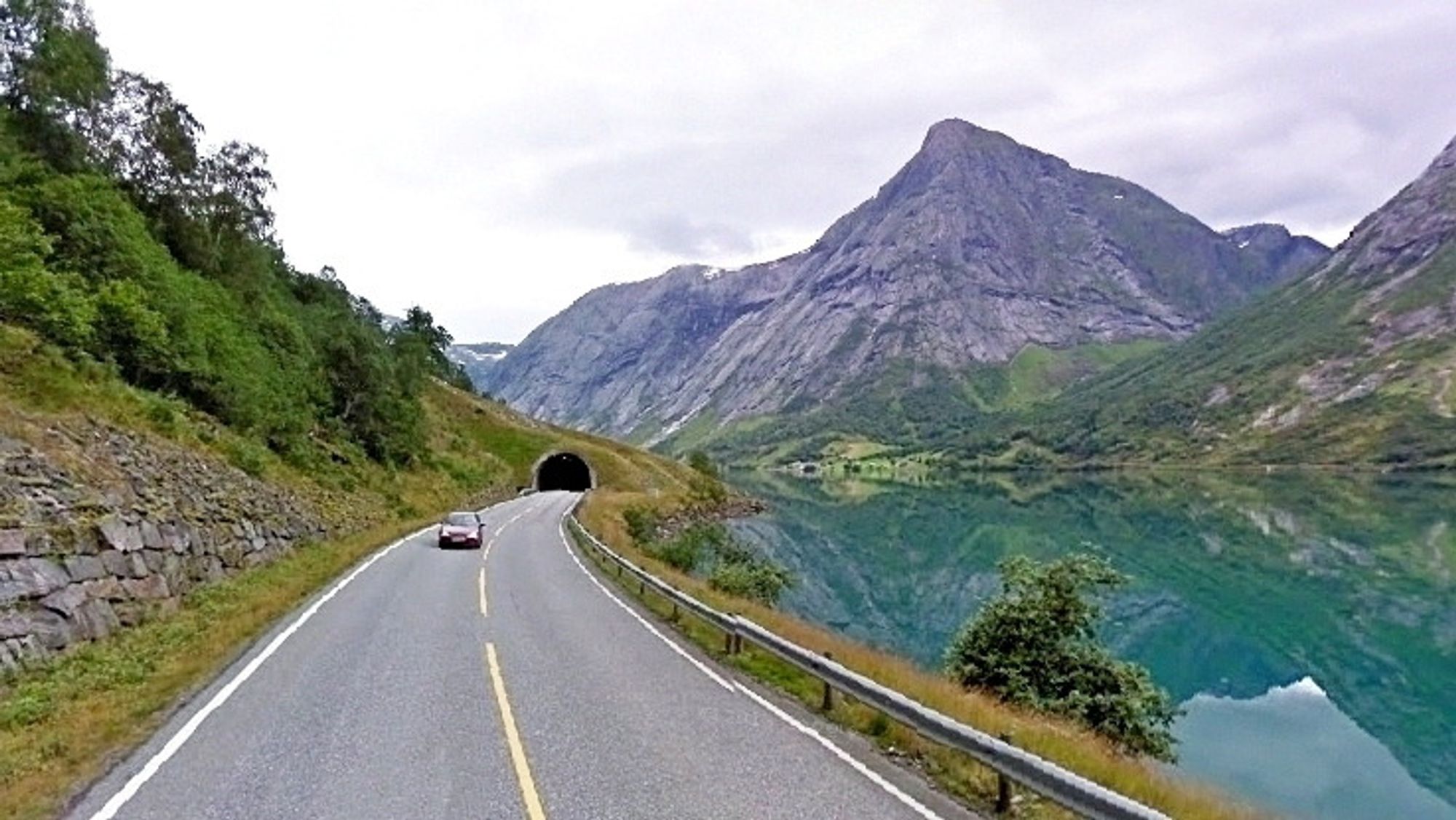 Riksveg 5 langs Kjønesfjorden i Jølstravatnet er en av vegstrekningene som inngår i området Indre Sunnfjord. Mesta leder kampen om den nye driftskontrakten. (Foto: Google)